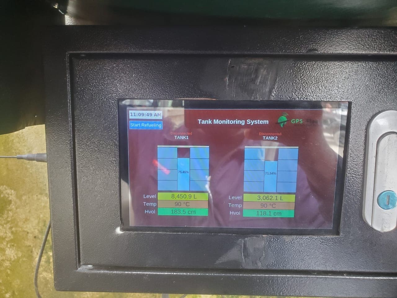 The controller touchscreen showing two tanks side by side with level in litres, temperature and fuel height